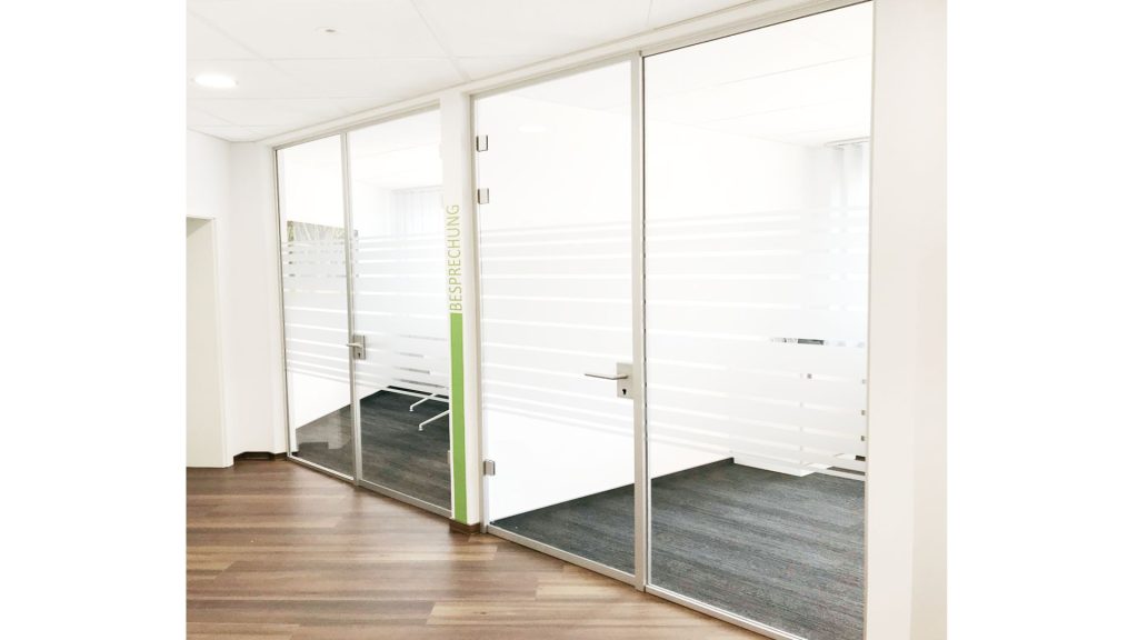 Glastrennwand für Büroraum mit Türe und Sandstrahlmotiv